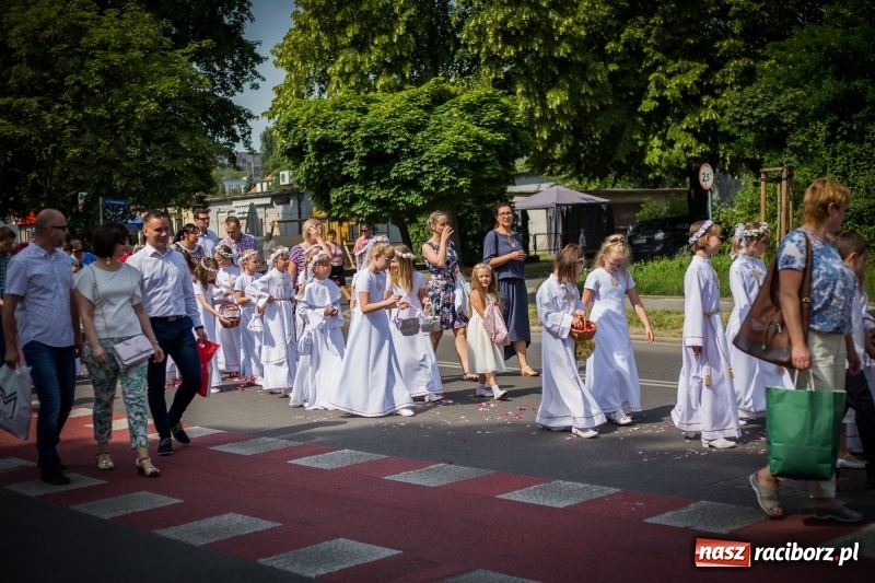 Zdjęcie w galerii na portalu naszraciborz.pl: Tłumy wiernych wzięły udział w procesji Bożego Ciała w parafii NSPJ. FOTO i WIDEO wiadomości z regionu