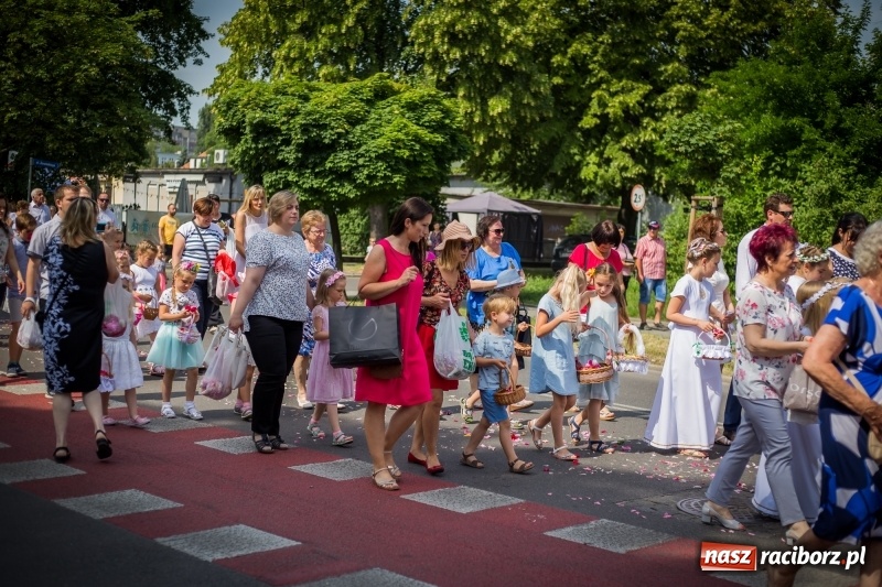 Zdjęcie w galerii na portalu naszraciborz.pl: Tłumy wiernych wzięły udział w procesji Bożego Ciała w parafii NSPJ. FOTO i WIDEO wiadomości z regionu