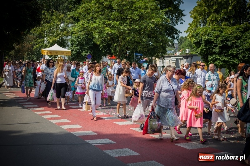 Zdjęcie w galerii na portalu naszraciborz.pl: Tłumy wiernych wzięły udział w procesji Bożego Ciała w parafii NSPJ. FOTO i WIDEO wiadomości z regionu