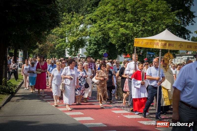 Zdjęcie w galerii na portalu naszraciborz.pl: Tłumy wiernych wzięły udział w procesji Bożego Ciała w parafii NSPJ. FOTO i WIDEO wiadomości z regionu