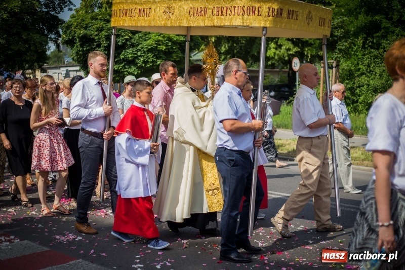 Zdjęcie w galerii na portalu naszraciborz.pl: Tłumy wiernych wzięły udział w procesji Bożego Ciała w parafii NSPJ. FOTO i WIDEO wiadomości z regionu
