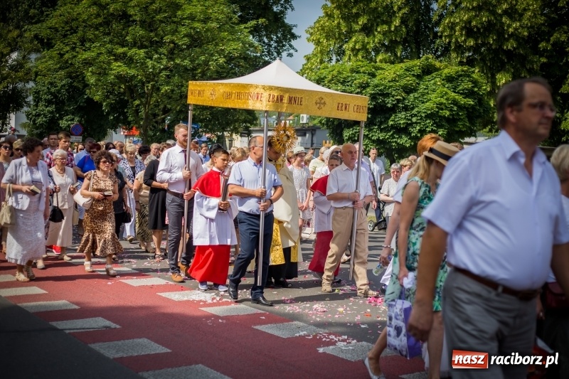 Zdjęcie w galerii na portalu naszraciborz.pl: Tłumy wiernych wzięły udział w procesji Bożego Ciała w parafii NSPJ. FOTO i WIDEO wiadomości z regionu