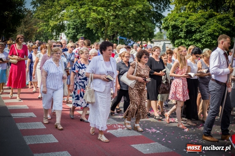 Zdjęcie w galerii na portalu naszraciborz.pl: Tłumy wiernych wzięły udział w procesji Bożego Ciała w parafii NSPJ. FOTO i WIDEO wiadomości z regionu