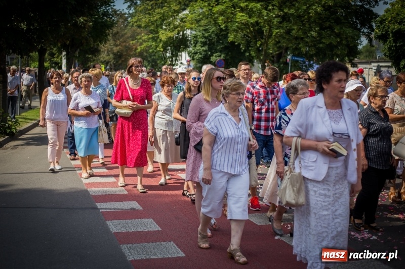 Zdjęcie w galerii na portalu naszraciborz.pl: Tłumy wiernych wzięły udział w procesji Bożego Ciała w parafii NSPJ. FOTO i WIDEO wiadomości z regionu