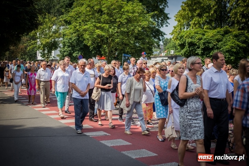 Zdjęcie w galerii na portalu naszraciborz.pl: Tłumy wiernych wzięły udział w procesji Bożego Ciała w parafii NSPJ. FOTO i WIDEO wiadomości z regionu
