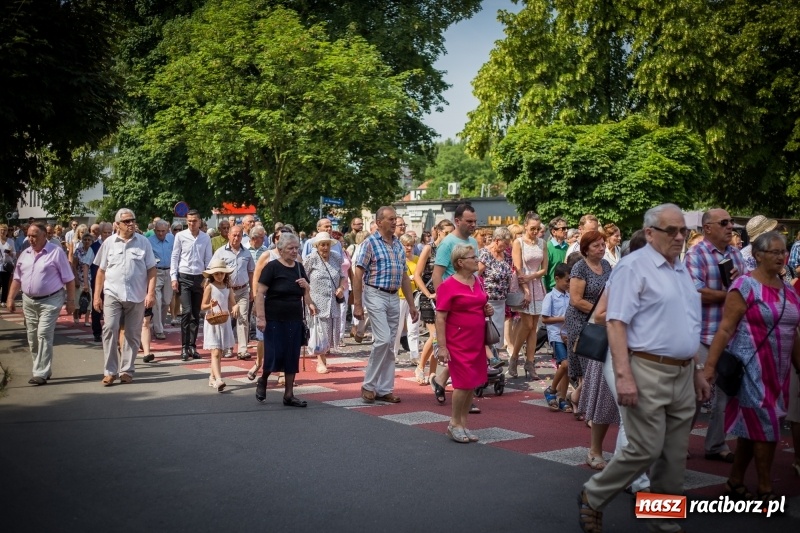 Zdjęcie w galerii na portalu naszraciborz.pl: Tłumy wiernych wzięły udział w procesji Bożego Ciała w parafii NSPJ. FOTO i WIDEO wiadomości z regionu