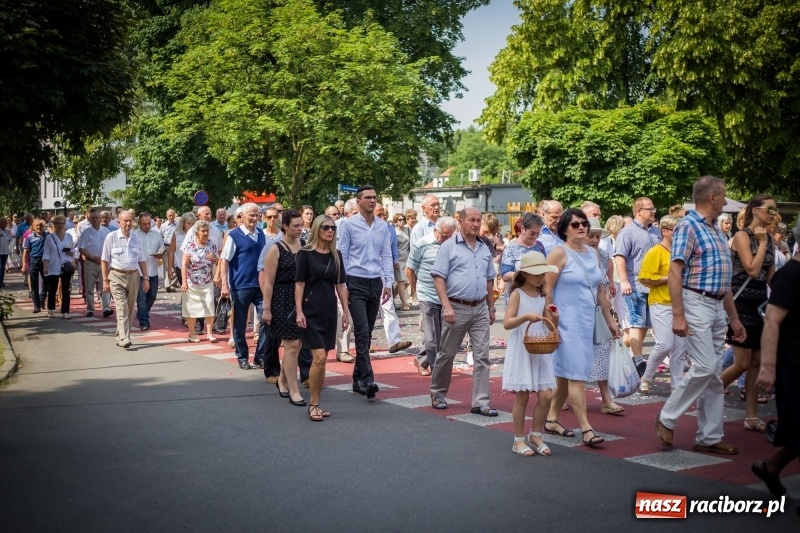 Zdjęcie w galerii na portalu naszraciborz.pl: Tłumy wiernych wzięły udział w procesji Bożego Ciała w parafii NSPJ. FOTO i WIDEO wiadomości z regionu