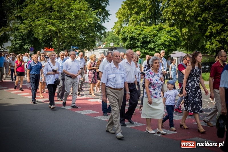 Zdjęcie w galerii na portalu naszraciborz.pl: Tłumy wiernych wzięły udział w procesji Bożego Ciała w parafii NSPJ. FOTO i WIDEO wiadomości z regionu