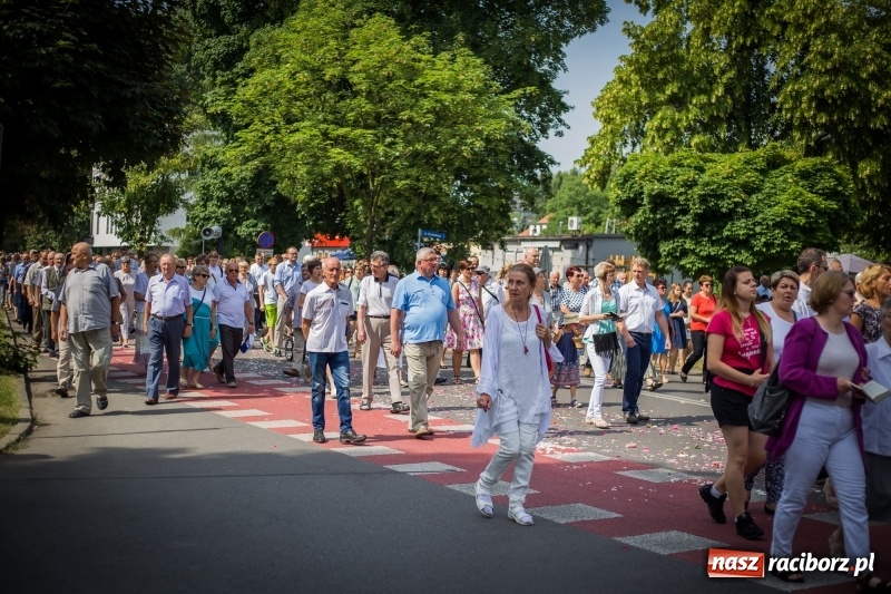 Zdjęcie w galerii na portalu naszraciborz.pl: Tłumy wiernych wzięły udział w procesji Bożego Ciała w parafii NSPJ. FOTO i WIDEO wiadomości z regionu