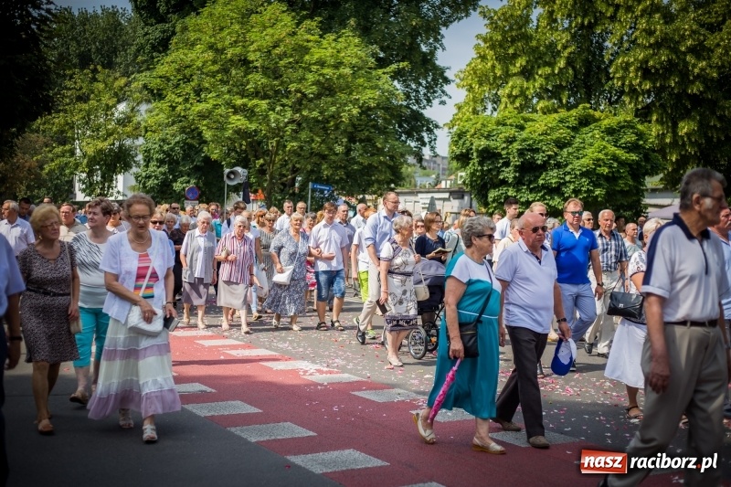 Zdjęcie w galerii na portalu naszraciborz.pl: Tłumy wiernych wzięły udział w procesji Bożego Ciała w parafii NSPJ. FOTO i WIDEO wiadomości z regionu