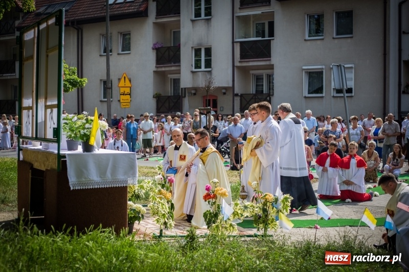 Zdjęcie w galerii na portalu naszraciborz.pl: Tłumy wiernych wzięły udział w procesji Bożego Ciała w parafii NSPJ. FOTO i WIDEO wiadomości z regionu