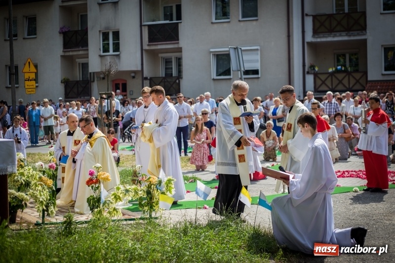 Zdjęcie w galerii na portalu naszraciborz.pl: Tłumy wiernych wzięły udział w procesji Bożego Ciała w parafii NSPJ. FOTO i WIDEO wiadomości z regionu
