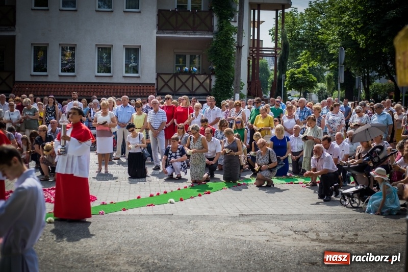 Zdjęcie w galerii na portalu naszraciborz.pl: Tłumy wiernych wzięły udział w procesji Bożego Ciała w parafii NSPJ. FOTO i WIDEO wiadomości z regionu