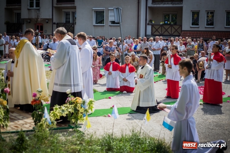 Zdjęcie w galerii na portalu naszraciborz.pl: Tłumy wiernych wzięły udział w procesji Bożego Ciała w parafii NSPJ. FOTO i WIDEO wiadomości z regionu
