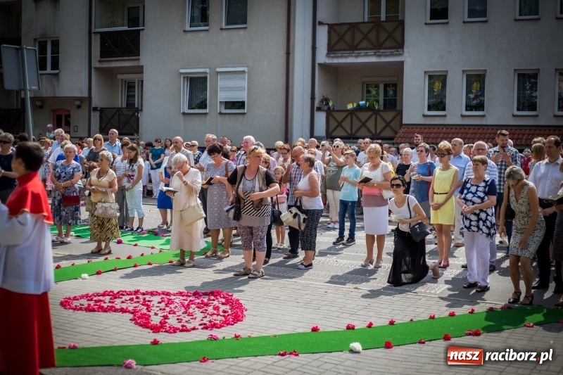 Zdjęcie w galerii na portalu naszraciborz.pl: Tłumy wiernych wzięły udział w procesji Bożego Ciała w parafii NSPJ. FOTO i WIDEO wiadomości z regionu