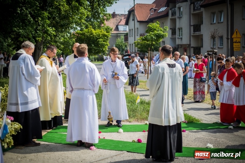 Zdjęcie w galerii na portalu naszraciborz.pl: Tłumy wiernych wzięły udział w procesji Bożego Ciała w parafii NSPJ. FOTO i WIDEO wiadomości z regionu