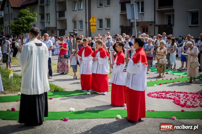 Zdjęcie w galerii na portalu naszraciborz.pl: Tłumy wiernych wzięły udział w procesji Bożego Ciała w parafii NSPJ. FOTO i WIDEO wiadomości z regionu