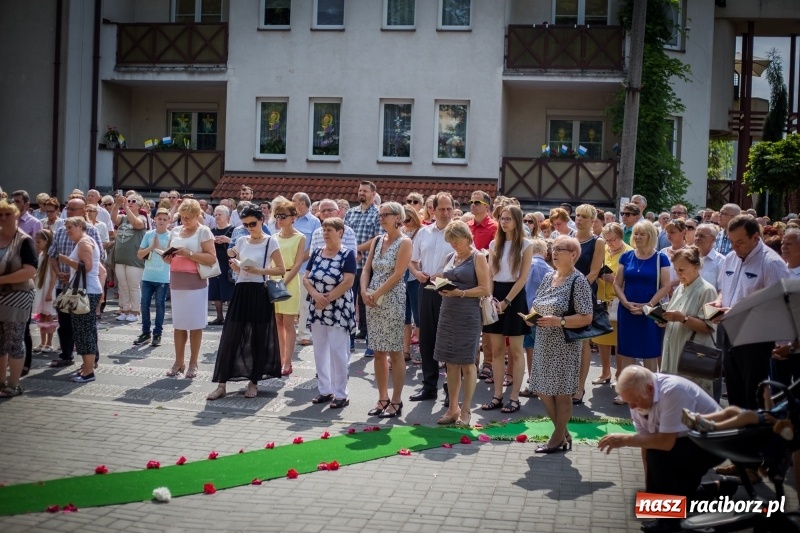 Zdjęcie w galerii na portalu naszraciborz.pl: Tłumy wiernych wzięły udział w procesji Bożego Ciała w parafii NSPJ. FOTO i WIDEO wiadomości z regionu