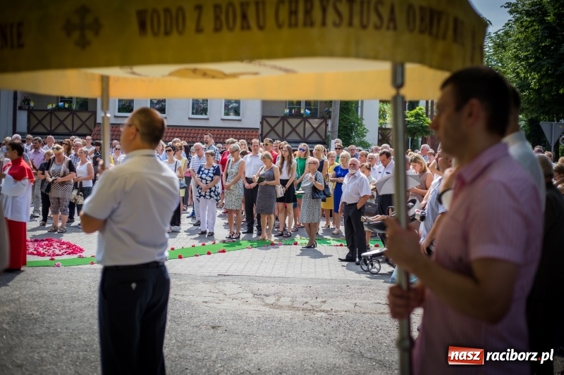 Zdjęcie w galerii na portalu naszraciborz.pl: Tłumy wiernych wzięły udział w procesji Bożego Ciała w parafii NSPJ. FOTO i WIDEO wiadomości z regionu