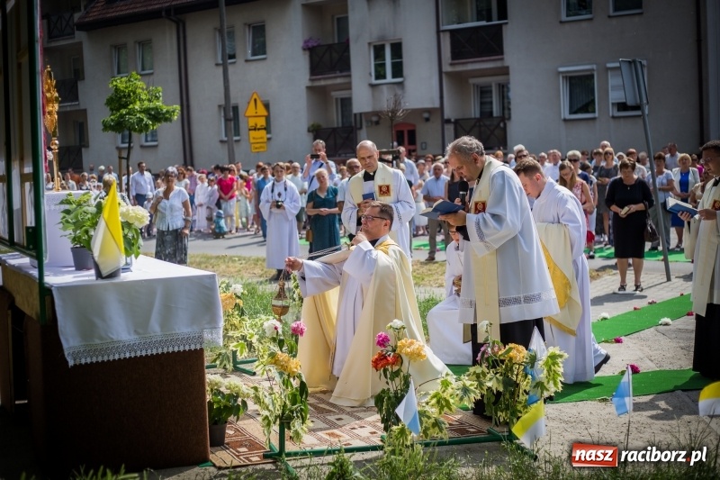 Zdjęcie w galerii na portalu naszraciborz.pl: Tłumy wiernych wzięły udział w procesji Bożego Ciała w parafii NSPJ. FOTO i WIDEO wiadomości z regionu