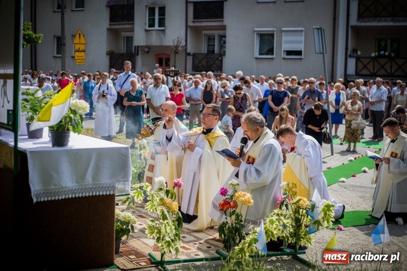 Zdjęcie w galerii na portalu naszraciborz.pl: Tłumy wiernych wzięły udział w procesji Bożego Ciała w parafii NSPJ. FOTO i WIDEO wiadomości z regionu