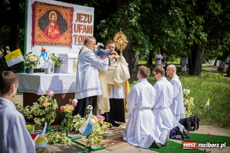 Zdjęcie w galerii na portalu naszraciborz.pl: Tłumy wiernych wzięły udział w procesji Bożego Ciała w parafii NSPJ. FOTO i WIDEO wiadomości z regionu