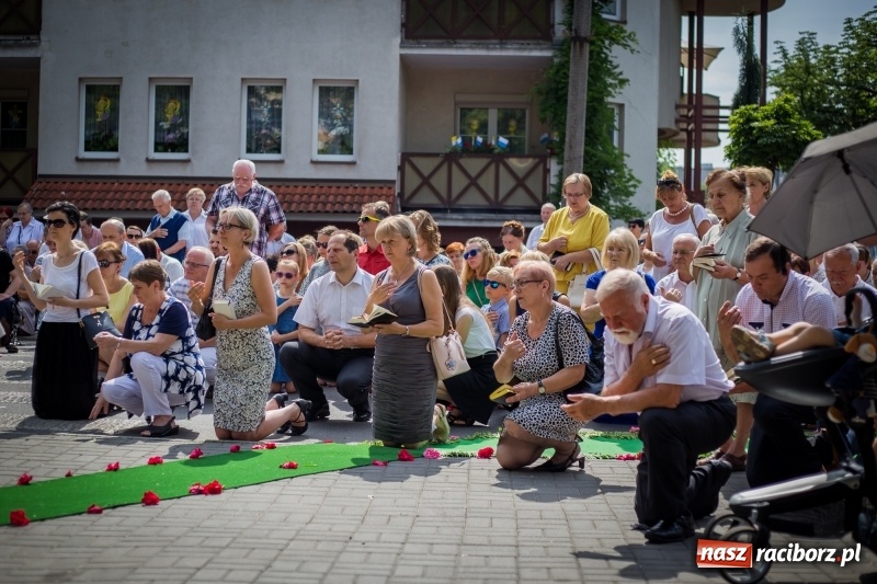 Zdjęcie w galerii na portalu naszraciborz.pl: Tłumy wiernych wzięły udział w procesji Bożego Ciała w parafii NSPJ. FOTO i WIDEO wiadomości z regionu
