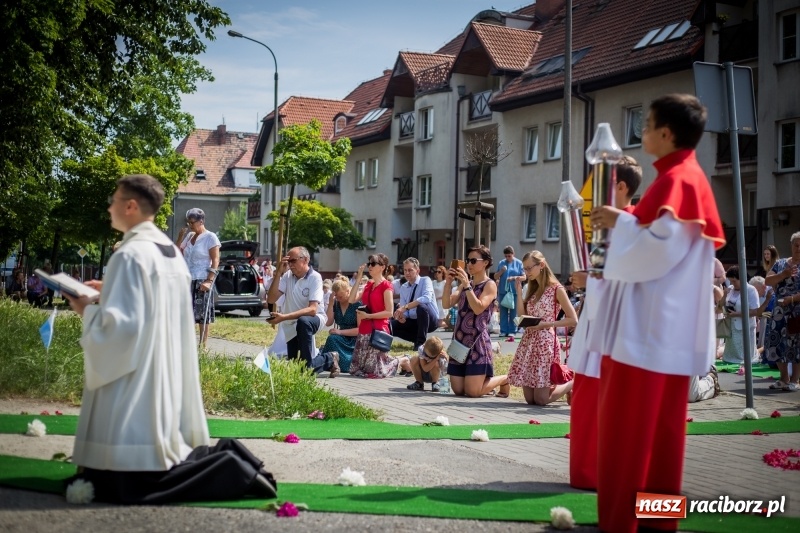 Zdjęcie w galerii na portalu naszraciborz.pl: Tłumy wiernych wzięły udział w procesji Bożego Ciała w parafii NSPJ. FOTO i WIDEO wiadomości z regionu
