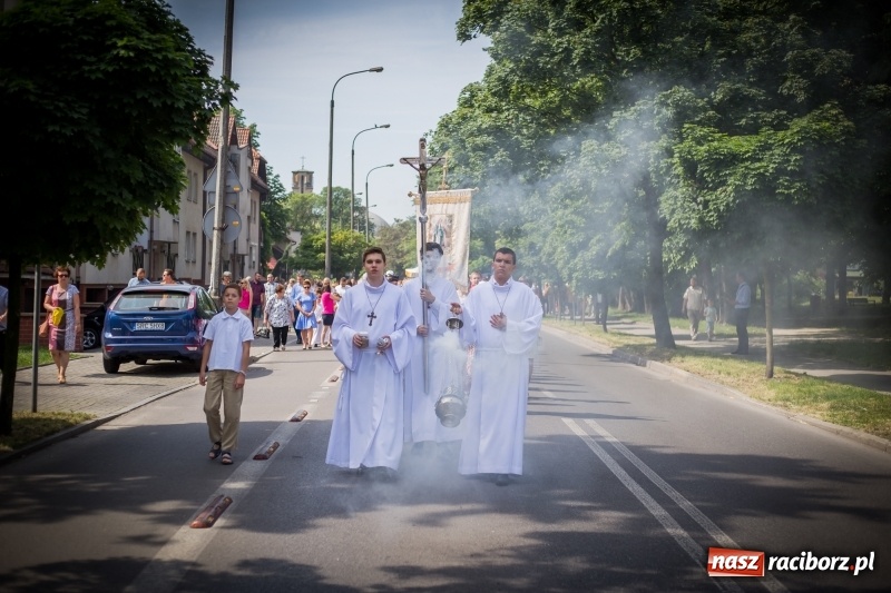 Zdjęcie w galerii na portalu naszraciborz.pl: Tłumy wiernych wzięły udział w procesji Bożego Ciała w parafii NSPJ. FOTO i WIDEO wiadomości z regionu
