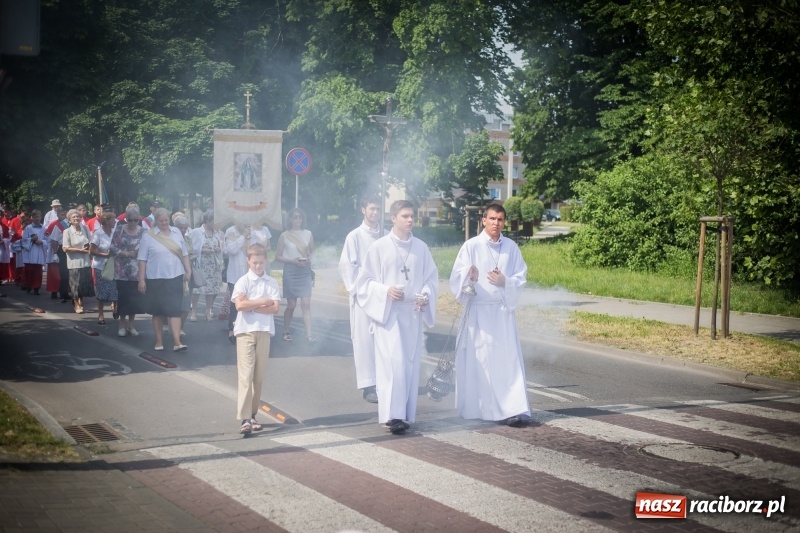 Zdjęcie w galerii na portalu naszraciborz.pl: Tłumy wiernych wzięły udział w procesji Bożego Ciała w parafii NSPJ. FOTO i WIDEO wiadomości z regionu