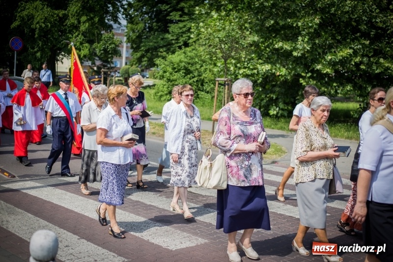 Zdjęcie w galerii na portalu naszraciborz.pl: Tłumy wiernych wzięły udział w procesji Bożego Ciała w parafii NSPJ. FOTO i WIDEO wiadomości z regionu