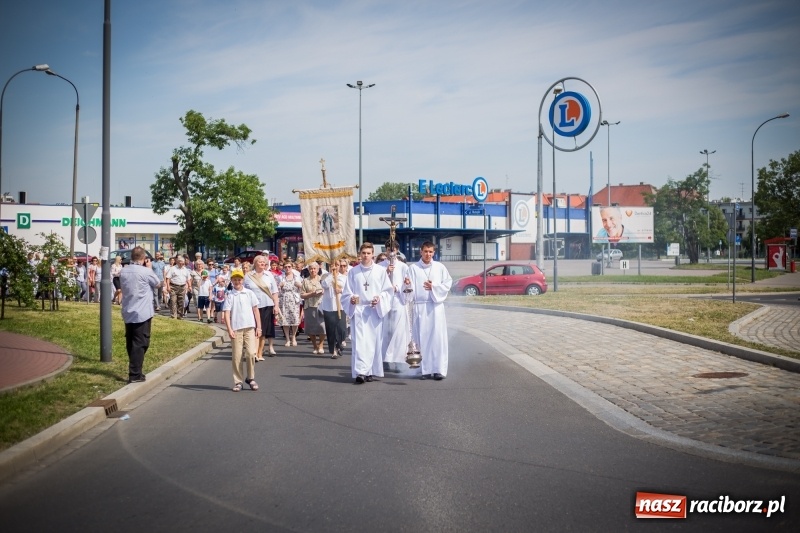 Zdjęcie w galerii na portalu naszraciborz.pl: Tłumy wiernych wzięły udział w procesji Bożego Ciała w parafii NSPJ. FOTO i WIDEO wiadomości z regionu