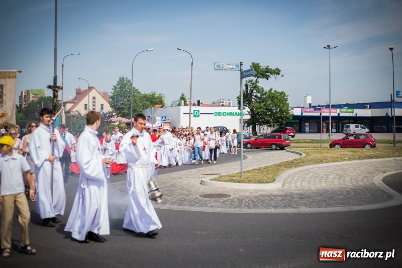 Zdjęcie w galerii na portalu naszraciborz.pl: Tłumy wiernych wzięły udział w procesji Bożego Ciała w parafii NSPJ. FOTO i WIDEO wiadomości z regionu