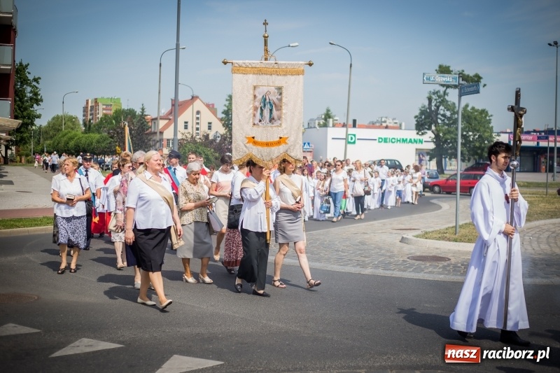 Zdjęcie w galerii na portalu naszraciborz.pl: Tłumy wiernych wzięły udział w procesji Bożego Ciała w parafii NSPJ. FOTO i WIDEO wiadomości z regionu