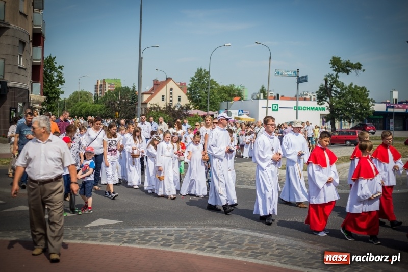 Zdjęcie w galerii na portalu naszraciborz.pl: Tłumy wiernych wzięły udział w procesji Bożego Ciała w parafii NSPJ. FOTO i WIDEO wiadomości z regionu