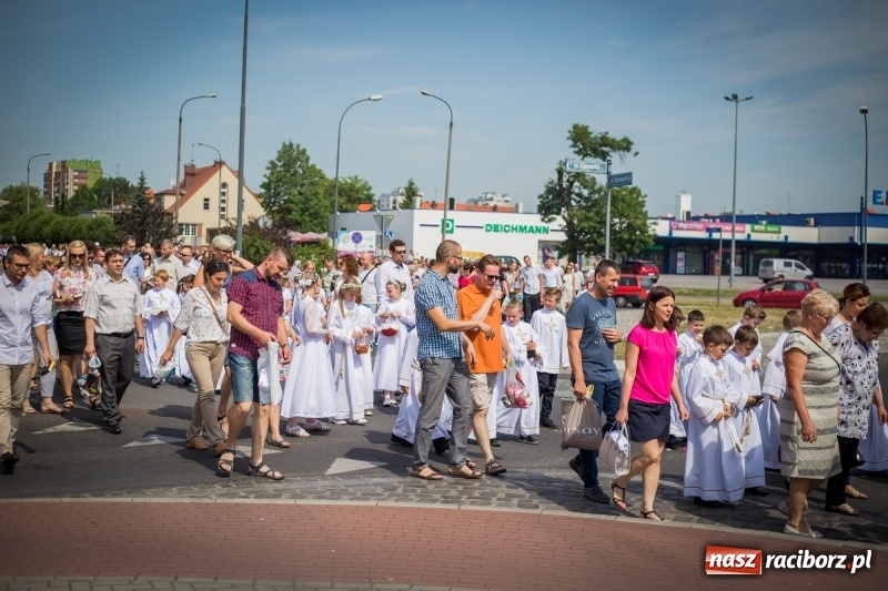 Zdjęcie w galerii na portalu naszraciborz.pl: Tłumy wiernych wzięły udział w procesji Bożego Ciała w parafii NSPJ. FOTO i WIDEO wiadomości z regionu