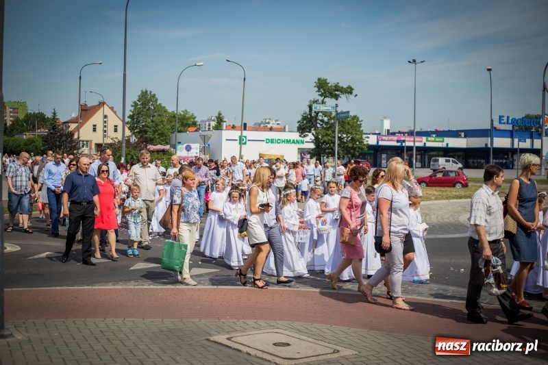 Zdjęcie w galerii na portalu naszraciborz.pl: Tłumy wiernych wzięły udział w procesji Bożego Ciała w parafii NSPJ. FOTO i WIDEO wiadomości z regionu