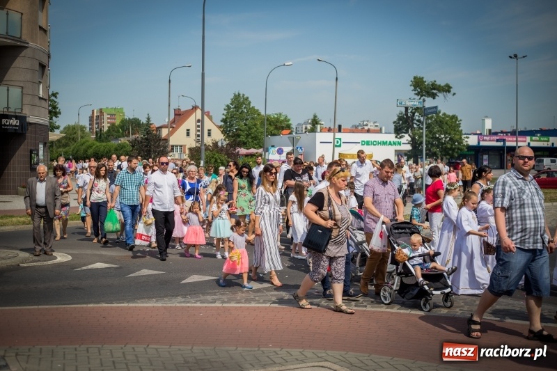 Zdjęcie w galerii na portalu naszraciborz.pl: Tłumy wiernych wzięły udział w procesji Bożego Ciała w parafii NSPJ. FOTO i WIDEO wiadomości z regionu