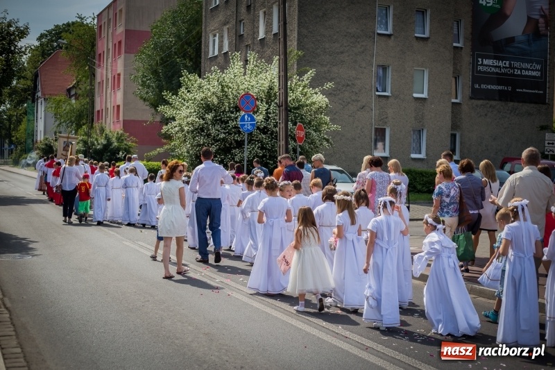 Zdjęcie w galerii na portalu naszraciborz.pl: Tłumy wiernych wzięły udział w procesji Bożego Ciała w parafii NSPJ. FOTO i WIDEO wiadomości z regionu