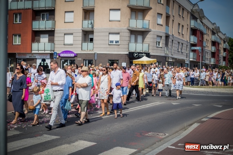 Zdjęcie w galerii na portalu naszraciborz.pl: Tłumy wiernych wzięły udział w procesji Bożego Ciała w parafii NSPJ. FOTO i WIDEO wiadomości z regionu