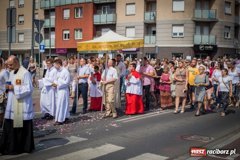 Zdjęcie w galerii na portalu naszraciborz.pl: Tłumy wiernych wzięły udział w procesji Bożego Ciała w parafii NSPJ. FOTO i WIDEO wiadomości z regionu
