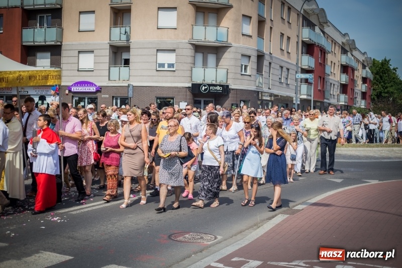 Zdjęcie w galerii na portalu naszraciborz.pl: Tłumy wiernych wzięły udział w procesji Bożego Ciała w parafii NSPJ. FOTO i WIDEO wiadomości z regionu