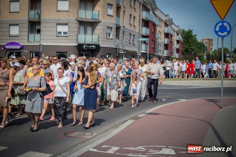 Zdjęcie w galerii na portalu naszraciborz.pl: Tłumy wiernych wzięły udział w procesji Bożego Ciała w parafii NSPJ. FOTO i WIDEO wiadomości z regionu