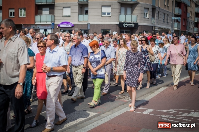Zdjęcie w galerii na portalu naszraciborz.pl: Tłumy wiernych wzięły udział w procesji Bożego Ciała w parafii NSPJ. FOTO i WIDEO wiadomości z regionu
