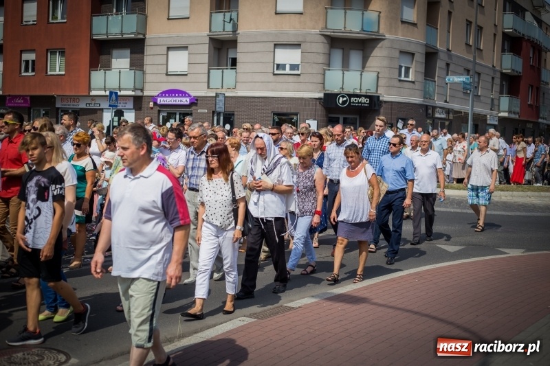 Zdjęcie w galerii na portalu naszraciborz.pl: Tłumy wiernych wzięły udział w procesji Bożego Ciała w parafii NSPJ. FOTO i WIDEO wiadomości z regionu