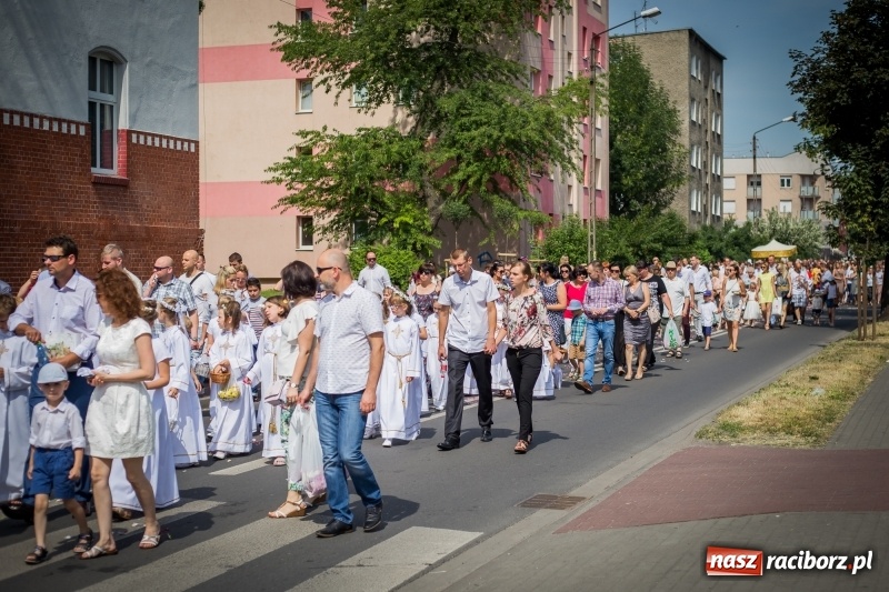 Zdjęcie w galerii na portalu naszraciborz.pl: Tłumy wiernych wzięły udział w procesji Bożego Ciała w parafii NSPJ. FOTO i WIDEO wiadomości z regionu