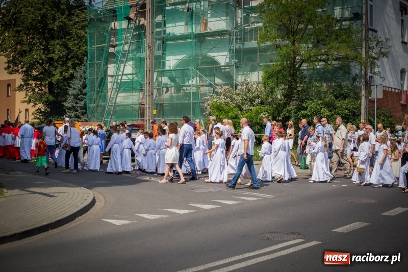 Zdjęcie w galerii na portalu naszraciborz.pl: Tłumy wiernych wzięły udział w procesji Bożego Ciała w parafii NSPJ. FOTO i WIDEO wiadomości z regionu