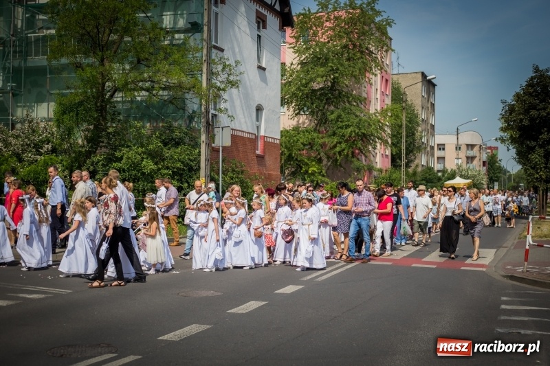 Zdjęcie w galerii na portalu naszraciborz.pl: Tłumy wiernych wzięły udział w procesji Bożego Ciała w parafii NSPJ. FOTO i WIDEO wiadomości z regionu