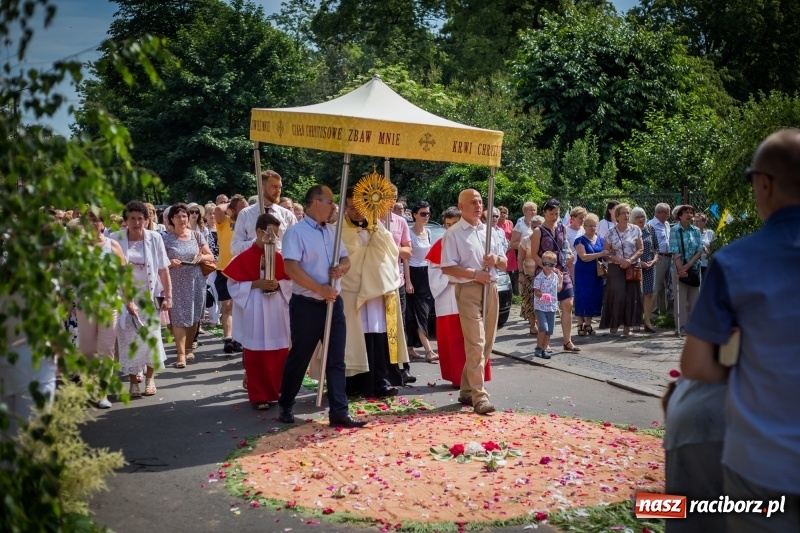 Zdjęcie w galerii na portalu naszraciborz.pl: Tłumy wiernych wzięły udział w procesji Bożego Ciała w parafii NSPJ. FOTO i WIDEO wiadomości z regionu