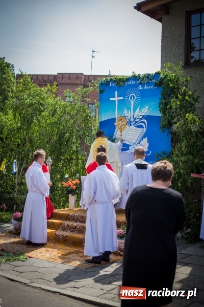 Zdjęcie w galerii na portalu naszraciborz.pl: Tłumy wiernych wzięły udział w procesji Bożego Ciała w parafii NSPJ. FOTO i WIDEO wiadomości z regionu
